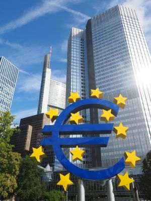 Banca Centrală Europeană a menţinut nemodificate ratele dobânzilor
